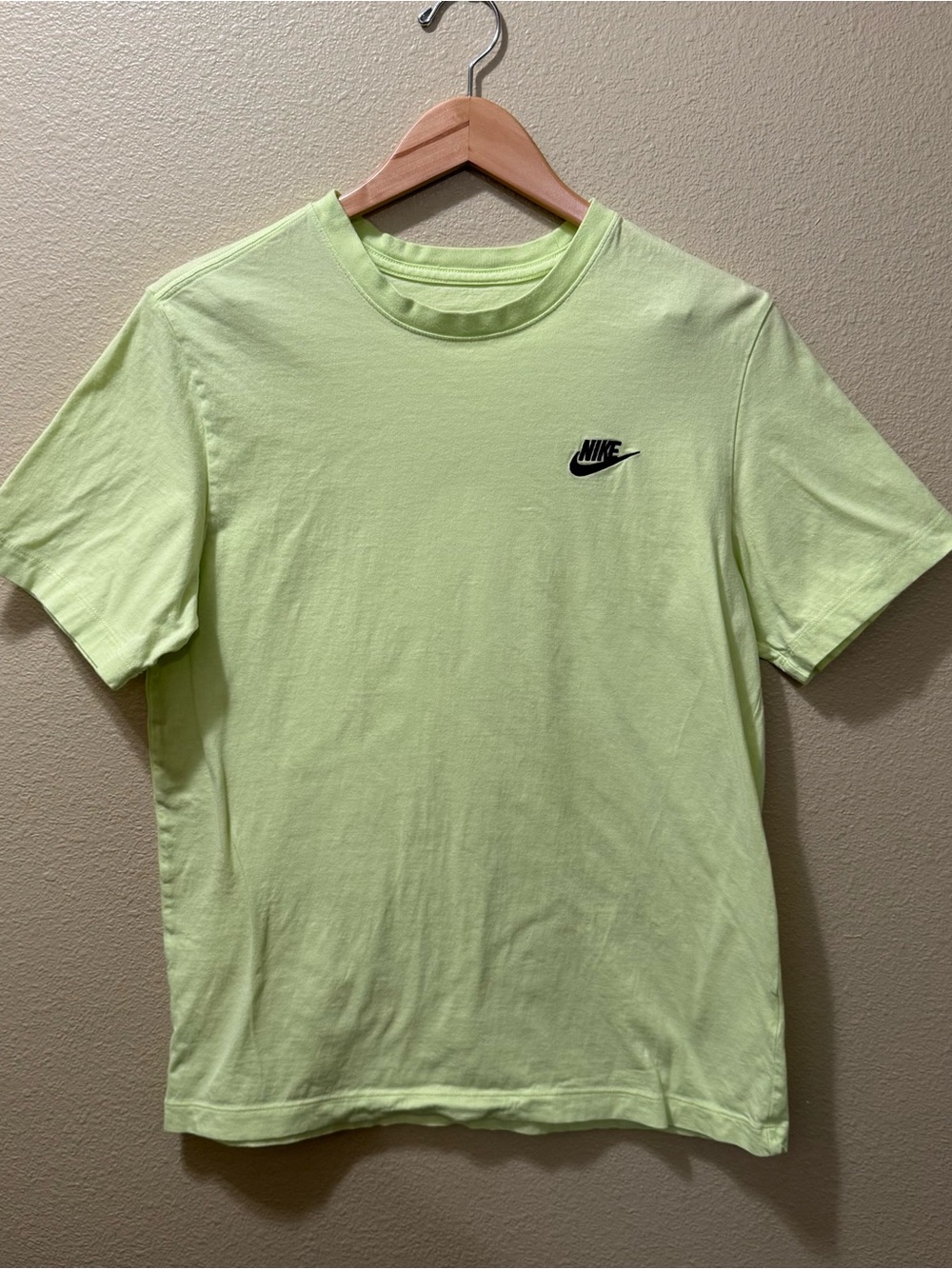 Men’s Medium The Nike Tee Sportswear Club Bright Yellow Ice Lime T-Shirt